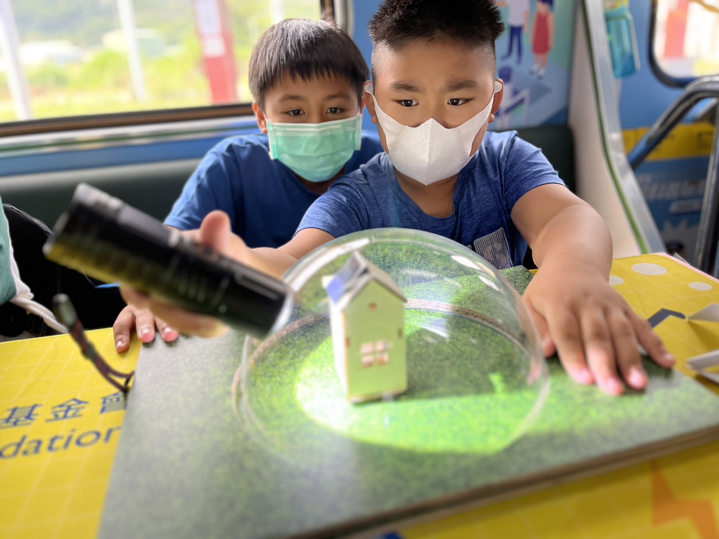 雅博參與基礎科學主題車廂，以STEAM教學精神，設計「逐日科學家」、「太陽能工程師」以及「淨零建築師」三大能源科普課程和實驗